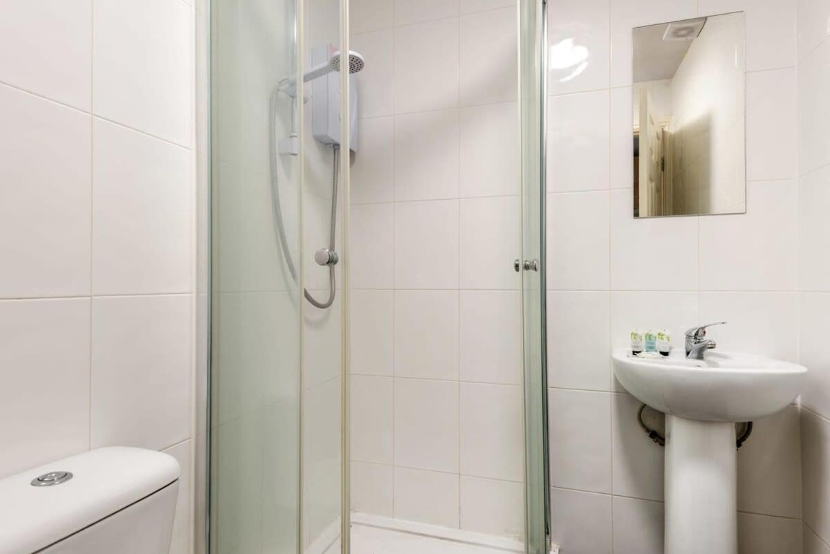 Modern Budget Studio In Central Apartment